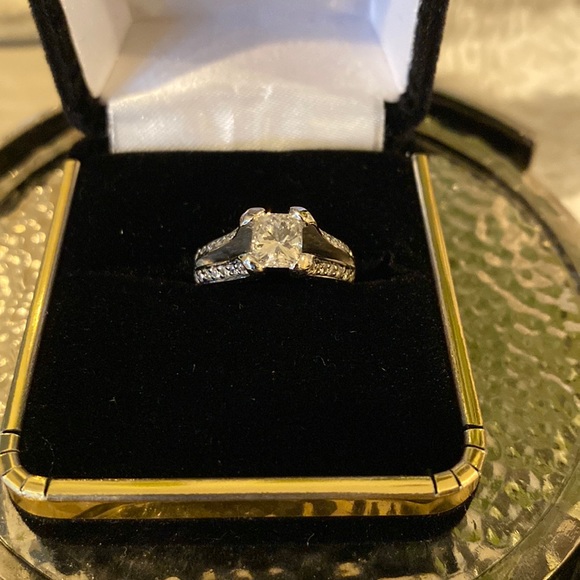 Beautiful Princess Cut Diamond Ring!💍💍- FIRM - Picture 8 of 12